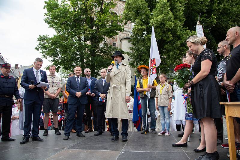 Téměř na den přesně se do Nového Města na Moravě vrátil po devadesáti letech první československý prezident Tomáš Garrigue Masaryk. Novoměští ho v sobotu při městských slavnostech Nova Civitas přivítali stejně jako 17. června 1928 – chlebem a solí. FOTO: 