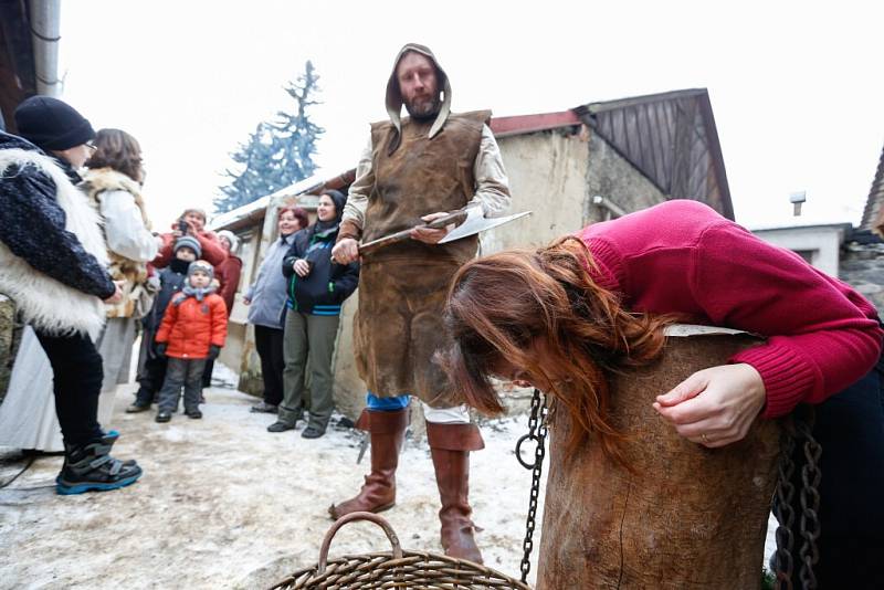 Halas a smích návštěvníků i řinčení zbraní bylo v pátek odpoledne slyšet od staré katovny ve Velkém Meziříčí. Členové společnosti historického šermu TAS tam uspořádali den otevřených dveří.