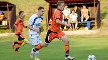 Fotbalisté Radešínské Svratky (v oranžovém útočník Ivo Plhal) remizovali v úvodním jarním kole I. B třídy –  skupiny B v Nedvědici 1:1.