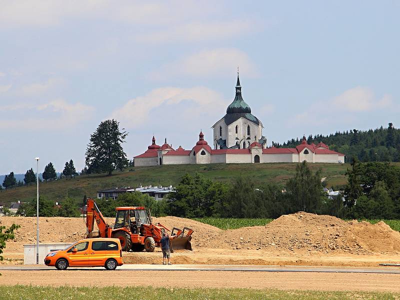 Ve žďárské čtvrti Klafar vznikají inženýrské sítě pro výstavbu dalších domů. Foto: Deník/Lenka Mašová