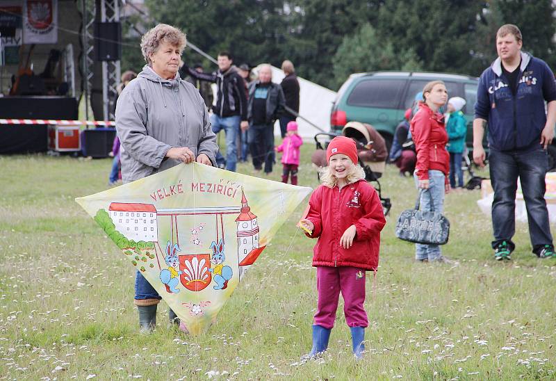 Několik desítek létajících draků se v neděli odpoledne vznášelo nad Velkým Meziříčím. U sjezdovky na Fajtově kopci se konala tradiční Drakiáda, jeden z největších podniků svého druhu na Vysočině.