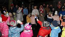 V Borech se rozsvítila světýlka i oči dětí, které zazpívaly u ručně vyrobených betlémů.