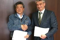 Majitel a prezident společnosti Nakamura Iron Works Co. Ltd. Soichiro Nakamura s členem představenstva a generálním ředitelem akciové společnosti ŽĎAS Miroslavem Šabartem při podpisu kontraktu.