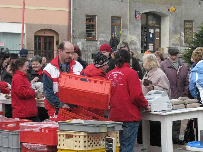 Již tradiční zabijačka se uskutečnila na bystřickém Masarykově náměstí