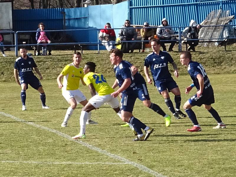 Veledůležitý záchranářský souboj mezi fotbalisty Nového Města na Moravě (v modrém) a juniorkou FC Vysočina (ve žlutých dresech) skončil výhrou domácích 1:0.