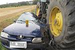 Traktor zdemoloval osobní auto, řidička jako zázrakem přežila