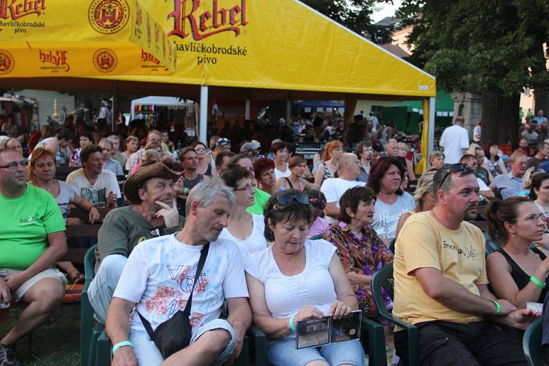 Třiatřicátý Horácký džbánek v pátek zahájili Old boys Poutníci, dále na prvním nádvoří zámku vystoupily skupiny Devítka, Kamelot a Neřež.