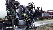 Požár nákladního auta zaměstnal hasiče na Žďársku.