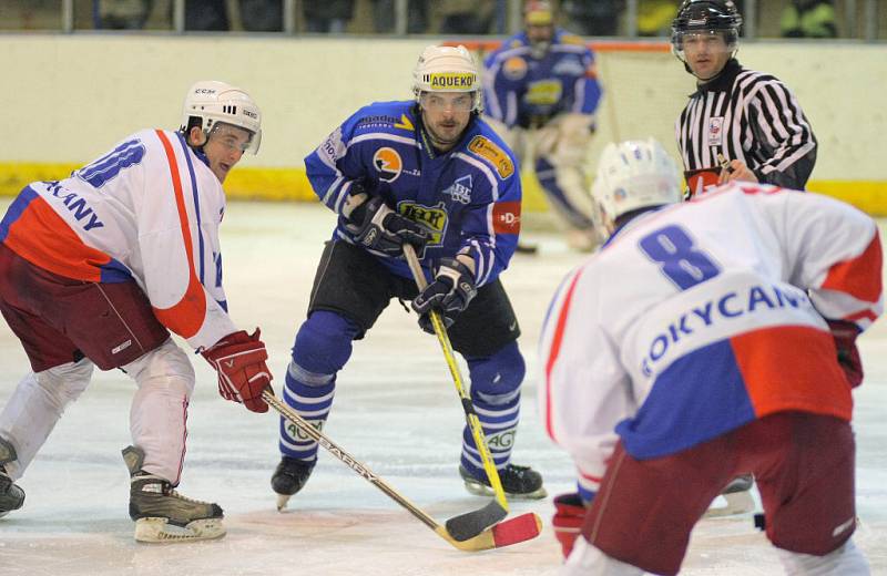 Velkomeziříčský HHK ( v modrém) vydoloval bod naposledy v 9. kole za prohru v prodloužení