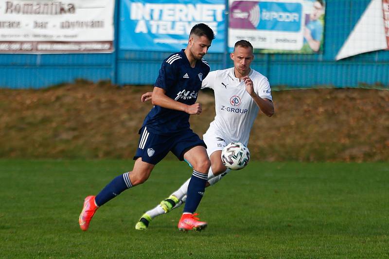 V utkání devátého kola letošního ročníku MSFL doma podlehli fotbalisté Nového Města na Moravě (v tmavém) rezervě Slovácka (v bílém) 1:2.