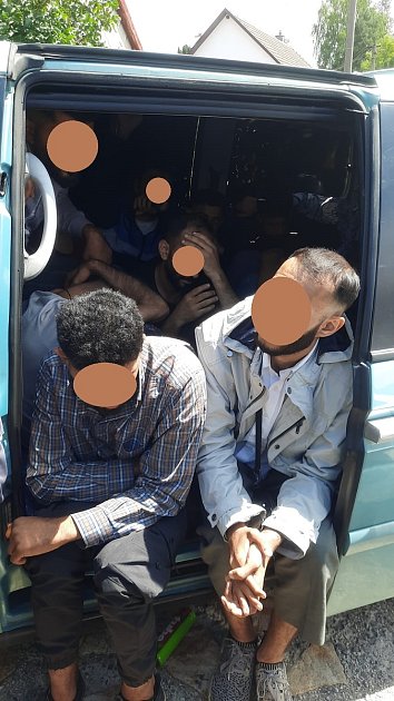 Policejní zásah v Sazomíně: Muž vezl v autě 15 migrantů, byl na drogách