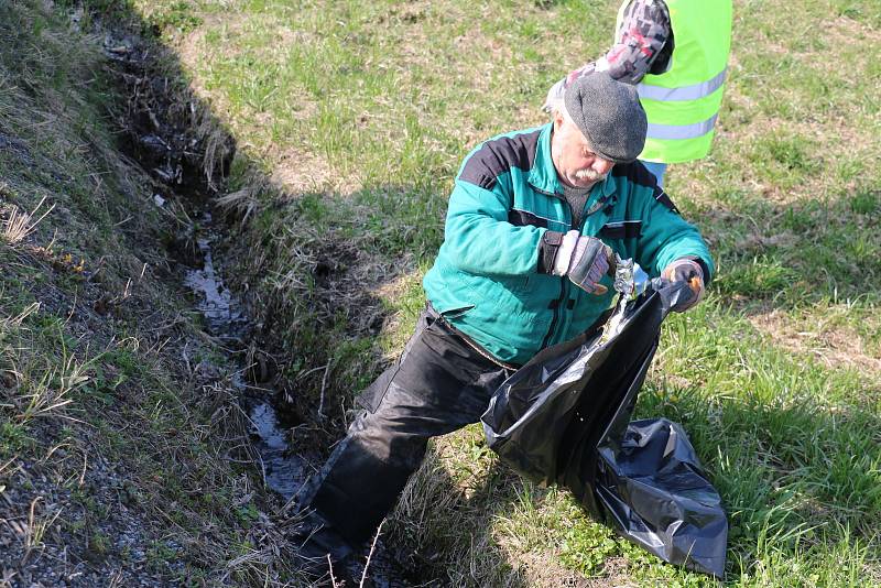 Do sbírání odpadků podíl silnic se pustili dobrovolní hasiči z Rokytna i z Kuklíku.