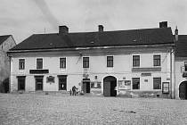 Budova dnešního muzea, původně radnice, ve 20. letech 20. století. V pravé části je restaurace u Matějků a sklad piva starobrněnského. Další restaurační zařízení, Schwarzerův hostinec a řeznictví, je o dům níže.