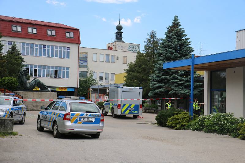 V úterý ráno obsadili a neprodyšně uzavřeli centrum Žďáru nad Sázavou policisté.