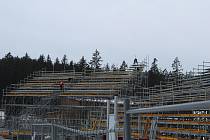 Stavba montovaných tribun ve Vysočina Areně pro Světový pohár v biatlonu.