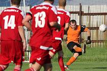 V posledním kole fotbalisté Bystřice (v červeném) zdolala Přibyslav (v modrém) 6:3.