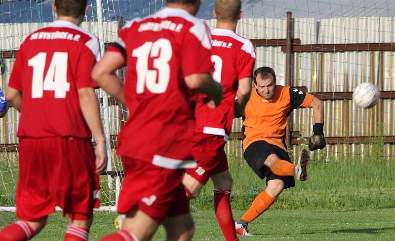 V posledním kole fotbalisté Bystřice (v červeném) zdolala Přibyslav (v modrém) 6:3.