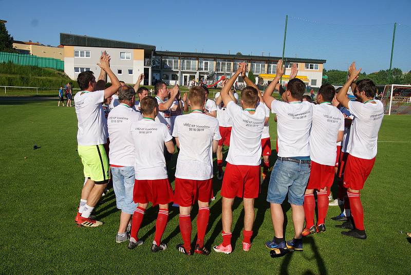 Po dvou letech v krajském přeboru se fotbalisté Bystřice (v červeném) mohou opět chlubit přídomkem divizní.
