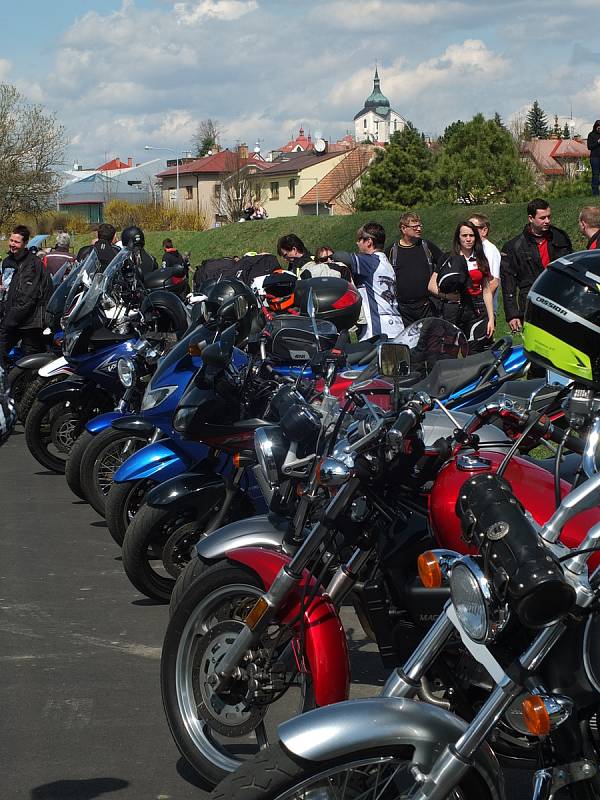 Rychlobruslařský ovál u žďárského zimního stadionu zaplnily stovky strojů. Motorkáři pak odtud vyrazili na vyjížďku, aby symbolicky otevřeli silnice.