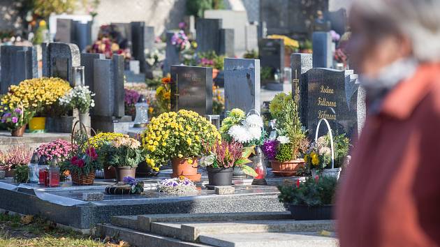 Lidé vzpomínají na své blízké, hroby jsou plné květin, věnců a svíček