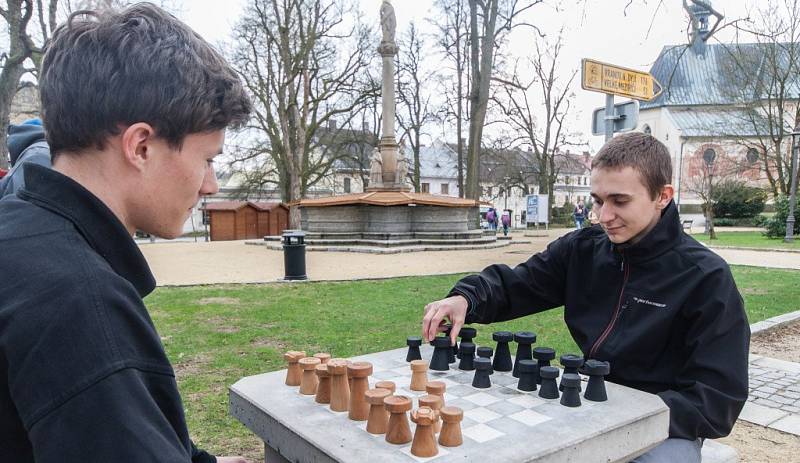 Hraní královské hry přímo pod širým nebem se už stalo v Novém Městě na Moravě tradicí. Letošní šachová sezona byla zahájena s novými dřevěnými figurkami. Ty jsou dílem žáků novoměstské Střední odborné školy.