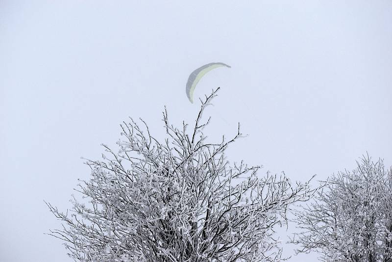 Snowkiting neboli jízda s draky.