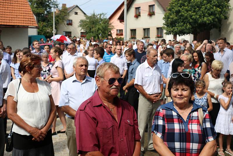 V Nové Vsi u Nového Města na Moravě světili kapli a žehnali hasičské auto.