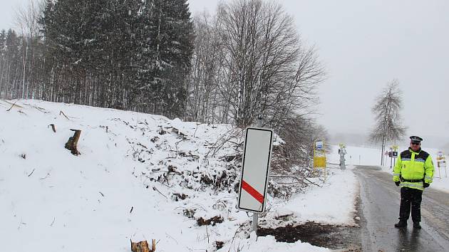 Přibližně v těchto místech se přeložka silnice I/19 bude křížit s Jamskou ulicí a naváže na posílenou propojku Jamské a Brněnské.nici v cestě, jsou už pokácené. 