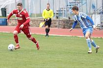 Fotbalisté Velkého Meziříčí (v červeném) zdolali v páteční předehrávce třetí ligy na domácí půdě béčko prvoligového Zlína 3:1.