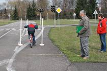 Ovládat jízdní kolo, znát jeho správnou výbavu i pravidla silničního provozu. To je pouze příklad toho, co museli v úterý na žďárském dětském dopravním hřišti zvládnout školáci v rámci dopravně vědomostní soutěže. 