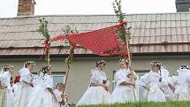 V obci Březské se v neděli 4. června konal tradiční Královničky – svatodušní obchůzka krojovaných dívek po vsi koledního rázu spojená se zpěvem a tancem.