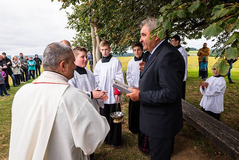 Na slavnostní otevření a žehnání nové cesty se přišly podívat stovky lidí.