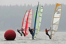 Pohár Vysočiny ve windsurfingu, který je zároveň i součástí Českého poháru, hostil rybník Velké Dářko na Žďársku. 