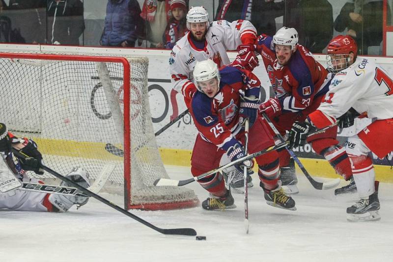 Ve čtvrtek se hrály třetí zápasy čtvrtfinálové série play-off druhé hokejové ligy. V krajském derby využili domácího prostředí brodští Bruslaři, kteří proti Žďáru nad Sázavou získali mečbol.