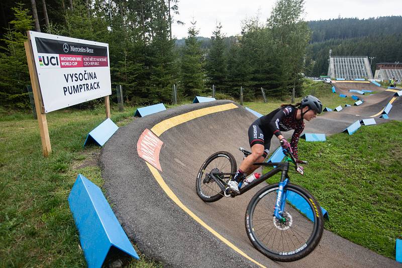 Závod SP kategorie žen elite v cross country horských kol v Novém Městě na Moravě.