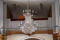 Po výměně membrán varhan zabírajících jednu šíři kostela sv. Křtitele ve Svratce je nutno opravit i hrací stůl.