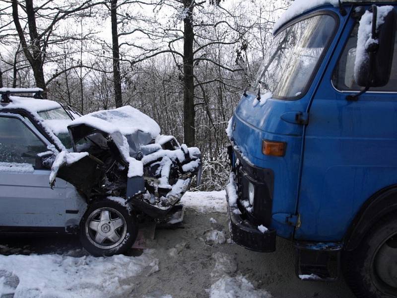 Rychlá jízda na rozbředlém sněhu se vymstila řidiči Škody Forman mezi Bobrovou a Radešínskou Svratkou. Muž dostal smyk a přejel do protisměru, kde narazil do Avie.