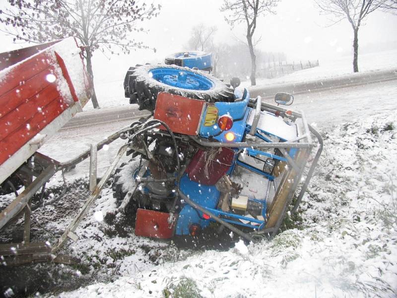 V příkopu mezi Sázavou a Novými dvory se ocitli řidič citroënu a traktoru. Šofér osobního vozu do stroje narazil poté, co při brzdění dostal na kluzké vozovce smyk.