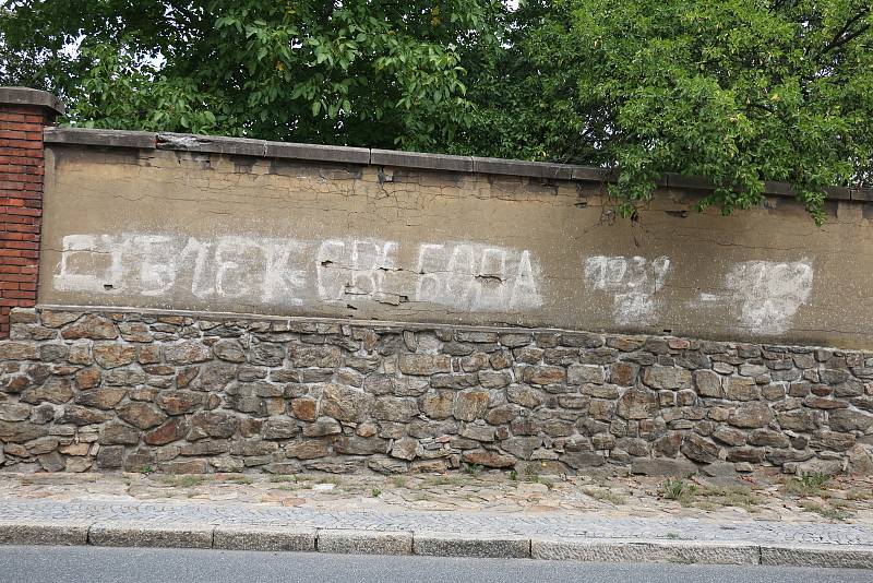 Jeden z nápisů, který v Novém Městě na Moravě vznikl 21. srpna 1968, je čitelný dodnes.