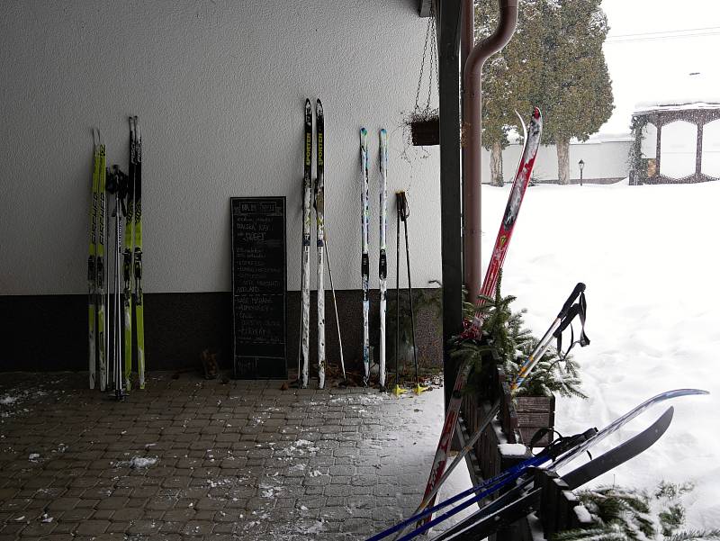 Nájezdy lyžařů plní i ubytovací a restaurační zařízení napříč regionem.