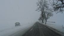 Některé silnice ve Žďárských vrších jsou v zimě místem častých havárek.
