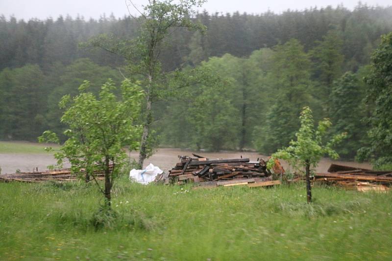 Svratka se rozlila z břehů.