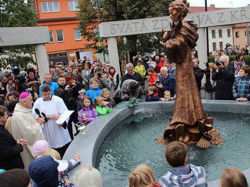 Památník s kašnou a bronzovou sochou svaté Zdislavy coby mladé dívky, na který přispěli lidé z celé republiky i ze zahraničí, byl odhalen loni v září na náměstí v Křižanově.