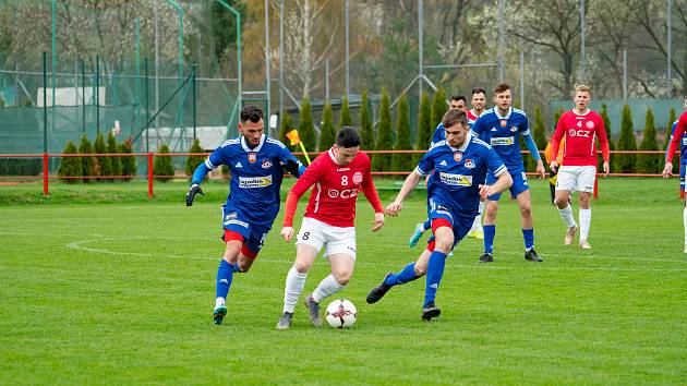 Fotbalisté Velkého Meziříčí (v modrém) jen remizovali s Blanskem.