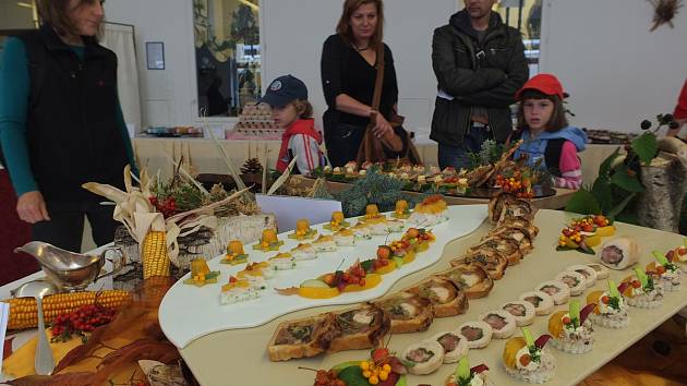 Gastronomická výstava nabídla mimo jiné ukázku cukrářských výtvorů, studených mís i slavnostních tabulí.