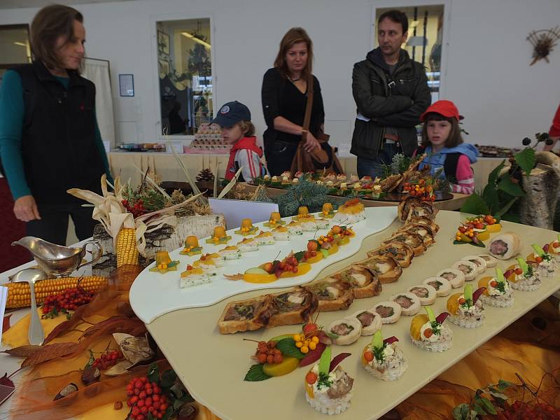 Gastronomická výstava nabídla mimo jiné ukázku cukrářských výtvorů, studených mís i slavnostních tabulí.