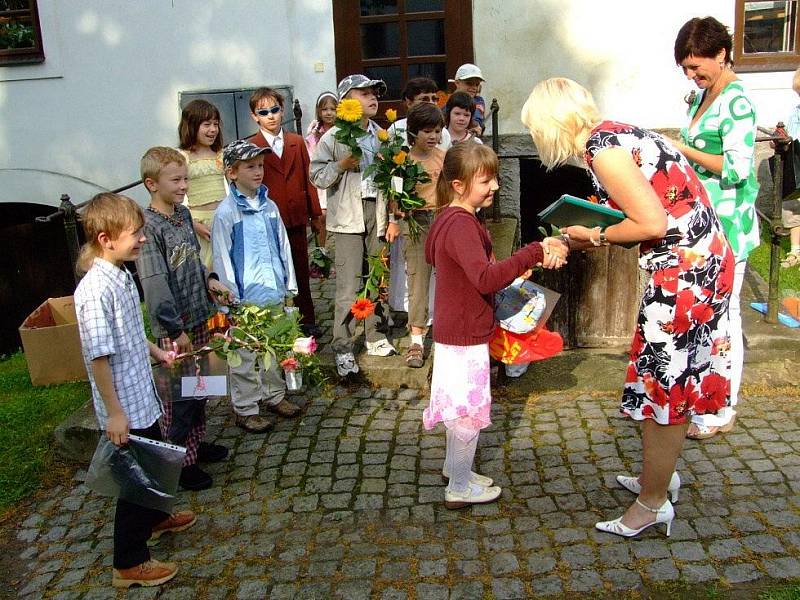 Z vysvědčení se před odchodem na prázdniny radovalo zhruba osm desítek školáků.