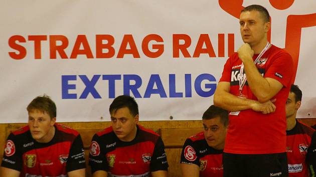 Letos mají svěřenci trenéra Pavla Hladíka (na snímku) velkou příležitost na účast v play-off.