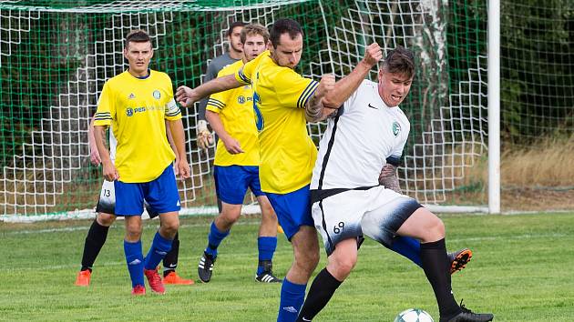 Fotbalistům rezervy Velké Bíteše (ve žlutých dresech) se podzimní část této sezony 1. B třídy příliš nepovedla.