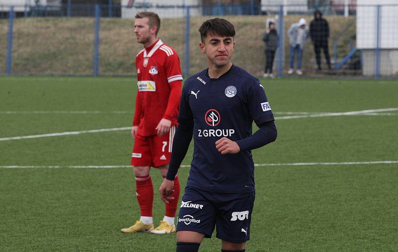 Fotbalisté Slovácka B (v černém) ve 22. kole MSFL podlehli na kunovické Bělince Velkému Meziříčí (v červeném) 0:1.